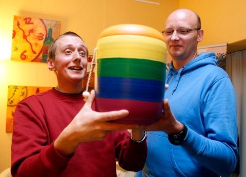 Die Bestattungsunternehmer Thomas Brandl (l.) und Michael Königsfeld präsentieren eine Urne ihres Unternehmens in Regenbogenfarben. Die Zielgruppe der Kölner Bestatter sind schwule Männer und ihre Hinterbliebenen. (FOTO: DAPD)