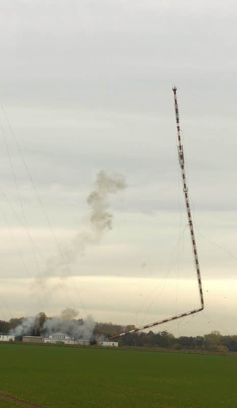 Gestern fiel der 236 Meter große Riese bei Wiederau. Zwei von drei Seilen, die die Stahlkonstruktion hielten, wurden gesprengt.