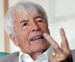 Schauspieler Johannes Heesters ist mit 100 Jahren immer noch aktiv. (Foto: dpa)