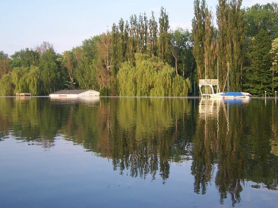 Gebäude im Wasser: So sieht das Ufer des Osendorfer Sees nach dem Hochwasser aus.