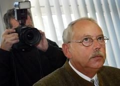 Wolfgang Heine wird am Freitag (07.11.2003) im Landgericht Arnsberg fotografiert. Der 56-jährige Heine aus Lippetal (Kreis Soest) fordert 213 000 Euro von dem Zigarettenunternehmen Reemtsma, weil er wegen suchtfördernder Zusätze im Tabak nicht von seiner Sucht losgekommen sei. Ein Reemtsma-Sprecher nannte die Argumente des Klägers vor dem Prozess «schwach». (Foto: dpa)