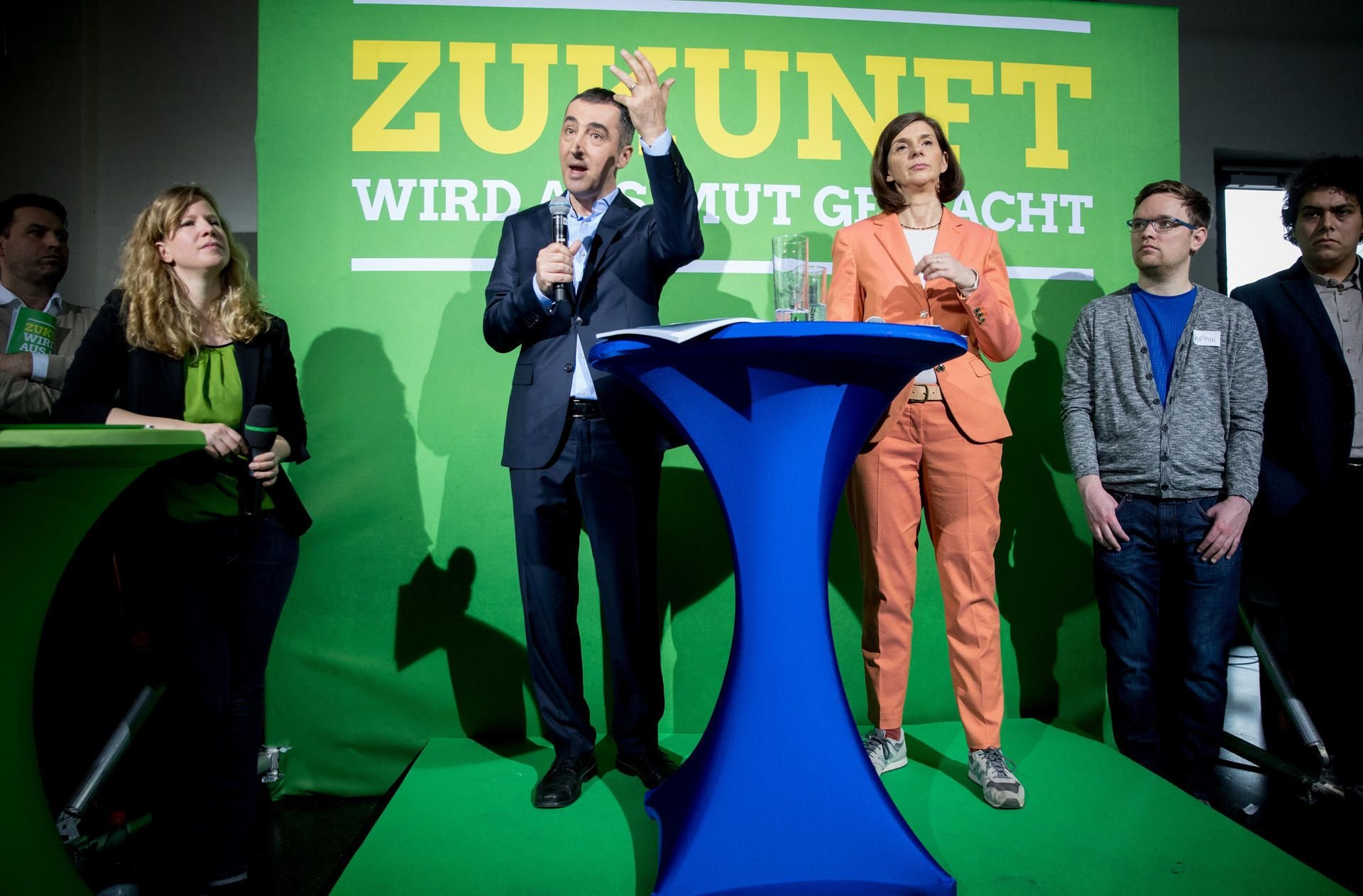 Die Spitzenkandidaten Katrin Göring-Eckardt und Cem Özdemir bei der Vorstellung ihres Wahlprogramm für die Bundestagswahl in Berlin.