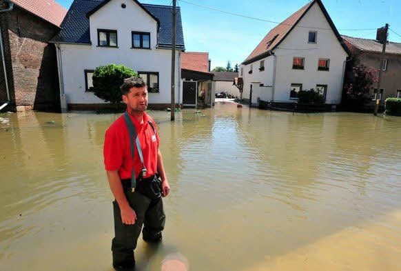 Das Wasser steht Olaf Rosche im Weißenfelser Stadttteil Uichteritz noch immer bis zu den Knien.
