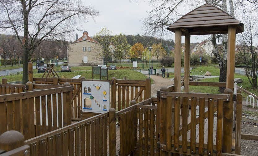 Damit Besuchern des Mehrgenerationenplatzes und des Friedhofes künftig eine WC-Anlage zur Verfügung steht, wird die Sanitäranlage der Turnhalle am Anger (Gebäude im Hintergrund) umgebaut.