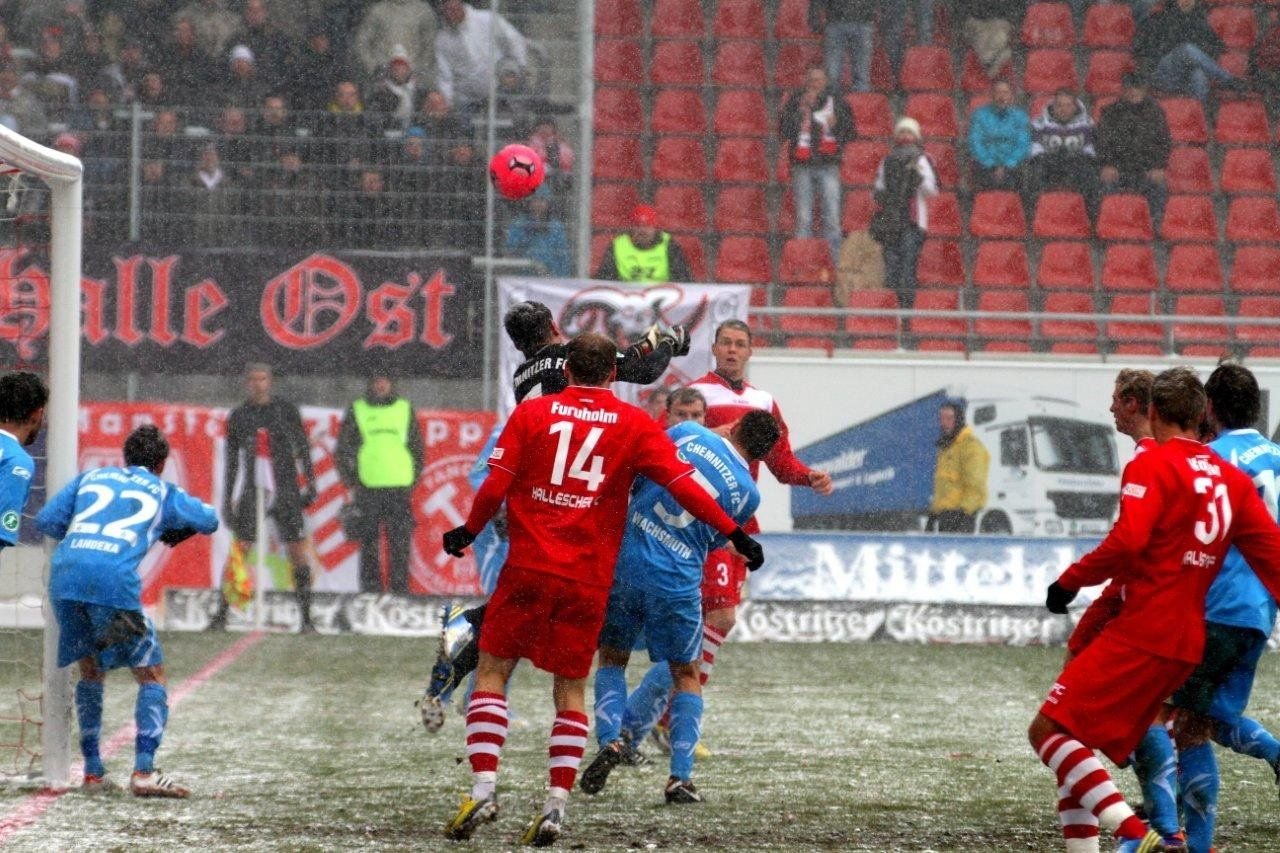 Nach einer Ecke bleibt der Chemnitzer Torhüter Philipp Pentke Sieger.