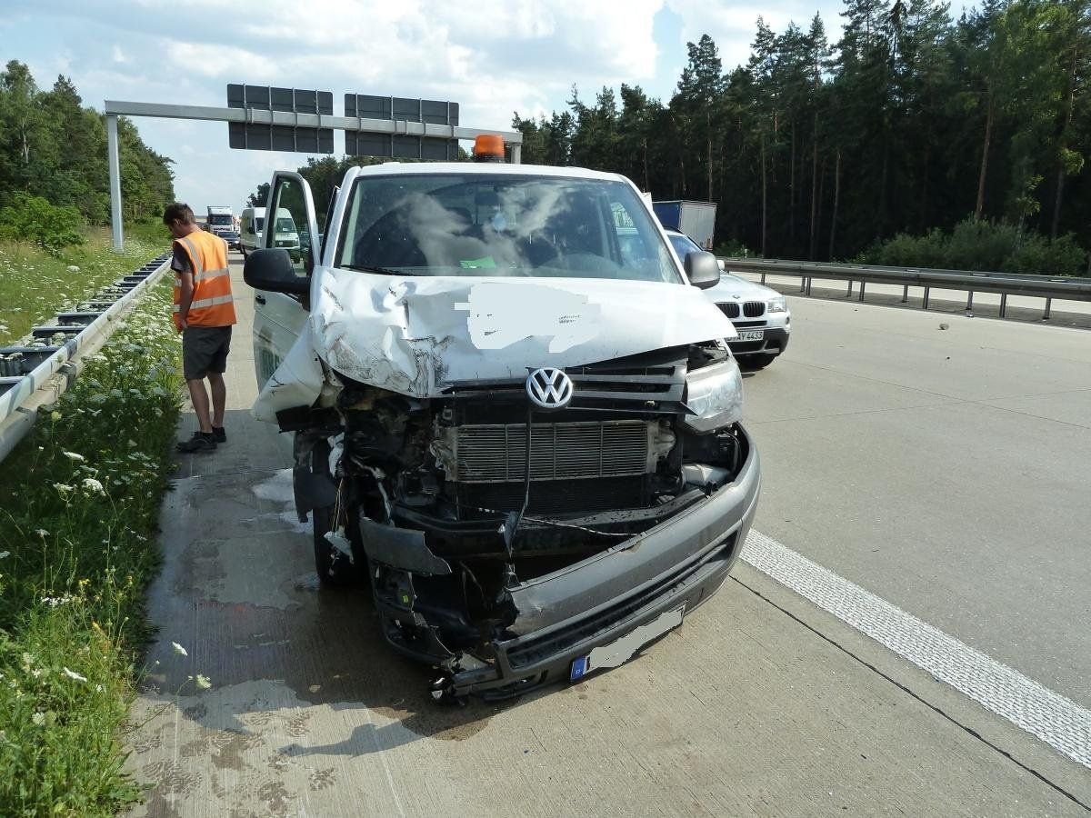 Der Fahrer des Kleintransporters konnte nicht rechtzeitig bremsen und fuhr in das Wohnmobil.