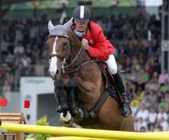 Rene Tebbel auf Quel Homme 3 überquert am Sonntag (03.07.2005) in Verden eine Hinderniss. Er gewann die Deutsche Meisterschaft der Springreiter 2005. (Foto: dpa)
