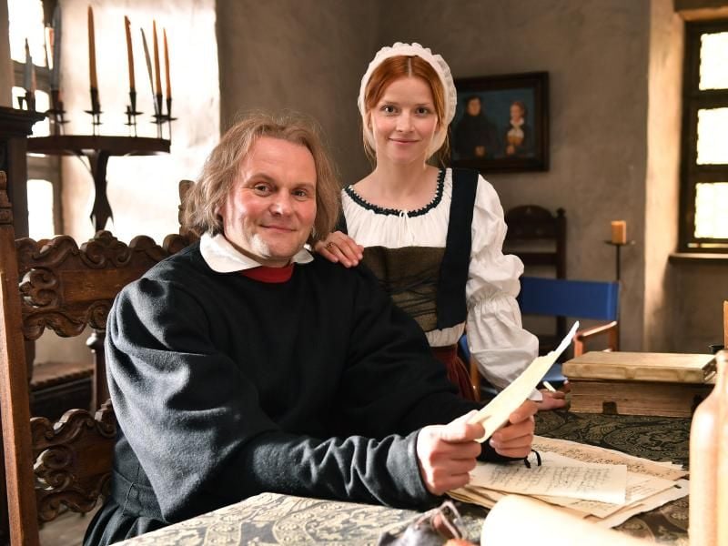 Karoline Schuch und Devid Striesow bei Dreharbeiten in Reinhardsbrunn (Thüringen). Foto: Martin Schutt