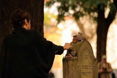 Lala Süsskind, Vorsitzende der Jüdischen Gemeinde zu Berlin, legt in Berlin auf dem Jüdischen Friedhof an der Hamburger Straße einen Stein auf das Grab des Berliner Philosophen Moses Mendelssohn (1729-1786). (Foto: ddp)