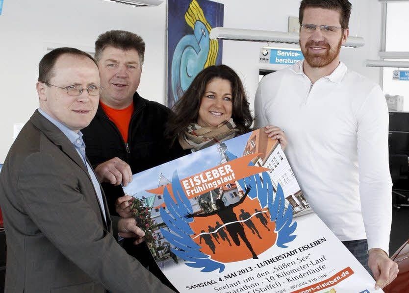 Matthias Wagner, Rainer Gerlach, Steffi Fritze und Timo Hoffmann präsentieren das Plakat zum 3. Eisleber Frühlingslauf.
