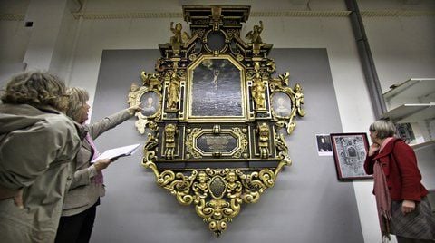 Restaurierter Epitaph aus dem Jahr 1653 in der Kustodie der Universität Leipzig - Das barocke Gedächtnismal von Benedict Carpzov dem Jüngeren (1595-1666) ist einer von rund 25 Epitaphien aus der 1968 gesprengten Leipziger Universitätskirche. (FOTO: DPA)