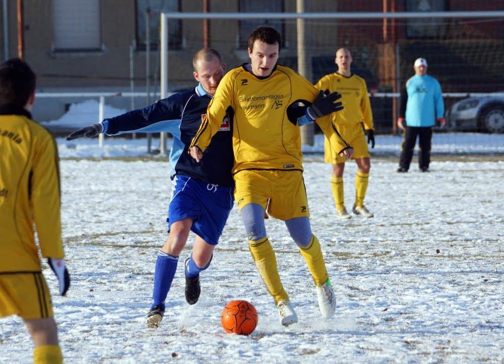Torsten Schönfelder (l.) vom Harzmeister Veckenstedt, hier beim 1:1 gegen Ballenstedts Markus Lorenz, wurde Torschützenkönig.