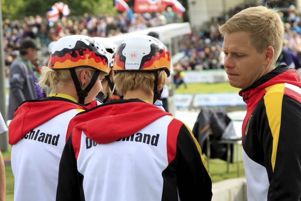 Bundestrainer Stefan Henze weist Lisa Fritsche (links) ein.