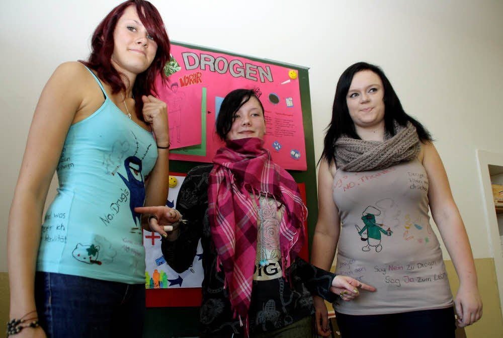 Lilli Voigt, Jaimee Gröbl und Jasmine Haase (von links) haben sich am Wettbewerb des Zeitzer Sicherheitsrates beteiligt und sich Gedanken über Prävention gemacht. Herausgekommen sind T-Shirts, mit denen sie auf die Gefährlichkeit von Drogenkonsum aufmerksam machen.
