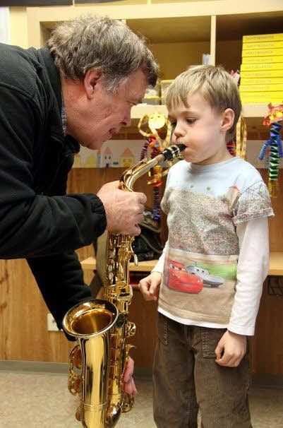 Wilfried Schmager (l.) lässt Julien Möbes Saxofon spielen.
