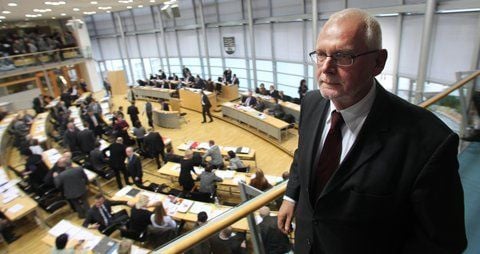 Ulrich Stockmann (SPD) steht am 11.11.2010 im Landtag von Sachsen-Anhalt in Magdeburg. (FOTO: ARCHIV/DPA)