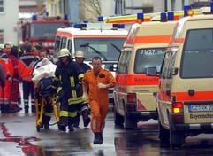 Rettungskräfte versorgen am Donnerstag (09.03.2006) in Jettingen (Kreis Günzburg) Verletzte. (Foto: dpa)