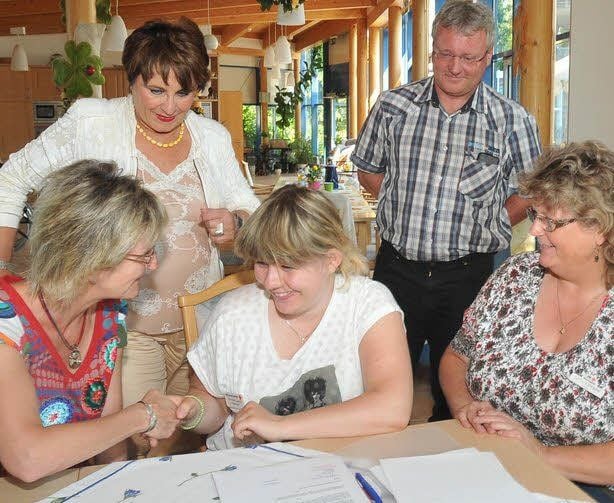 Anna Maria Haumrich (Mitte) freut sich über ihren Arbeitsvertrag.
