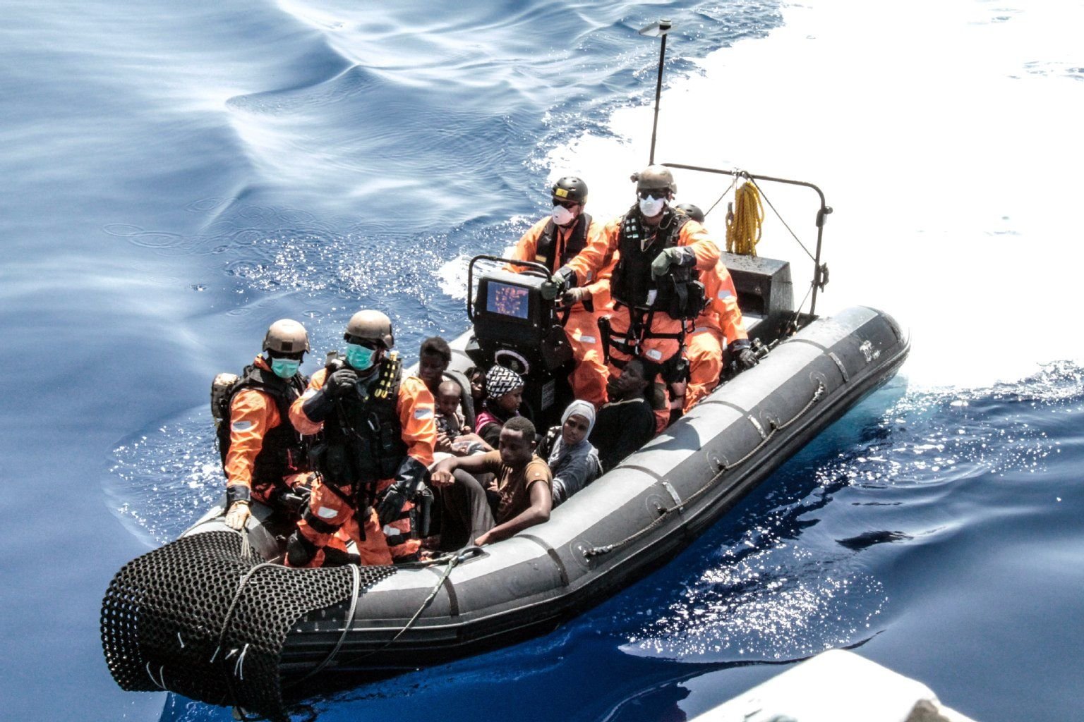 Flüchtlinge werden von Soldaten in Sicherheit gebracht. (Archivbild)