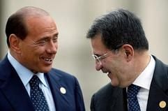 Italiens Ministerpräsident Silvio Berlusconi (l) und der frühere EU-Kommissionspräsident Romano Prodi scherzen am 29.10.2004 in Rom (Archivfoto). Vor fünf Jahren hatte der damalige Oppositionschef Berlusconi durch seinen Sieg bei den Regionalwahlen die Eroberung der Macht in Rom eingeleitet - heute will der Oppositionspolitiker und Ex-EU- Kommissionspräsident Romano Prodi genau dasselbe tun. Und Prodis Chancen sind nicht schlecht am 3./4. April. (Foto: dpa)