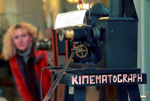 Die Museums-Mitarbeiterin Birgit Schewe besichtigt im Filmmuseum die Kameras. (FOTO: DPA)