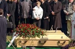 Die Särge mit den Leichen der ermordeten Geschwister Sonja und Tom stehen am Freitag (11.04.2003) auf dem Eschweiler Friedhof an den offenen Gräbern. Im Hintergrund die Trauergemeinde. (Foto: dpa)