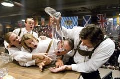 Rolf (Nat Faxon), Otto (Will Forte), Gunter (Eric Christian Olsen), Schlemmer (Gunter Schlierkamp) und Hammacher (Ralf Moeller, v.l.) feiern im neuen Kinofilm «Bierfest» ausgelassen das Bierfest - die Olympiade der Biertrinker. (Foto: dpa)