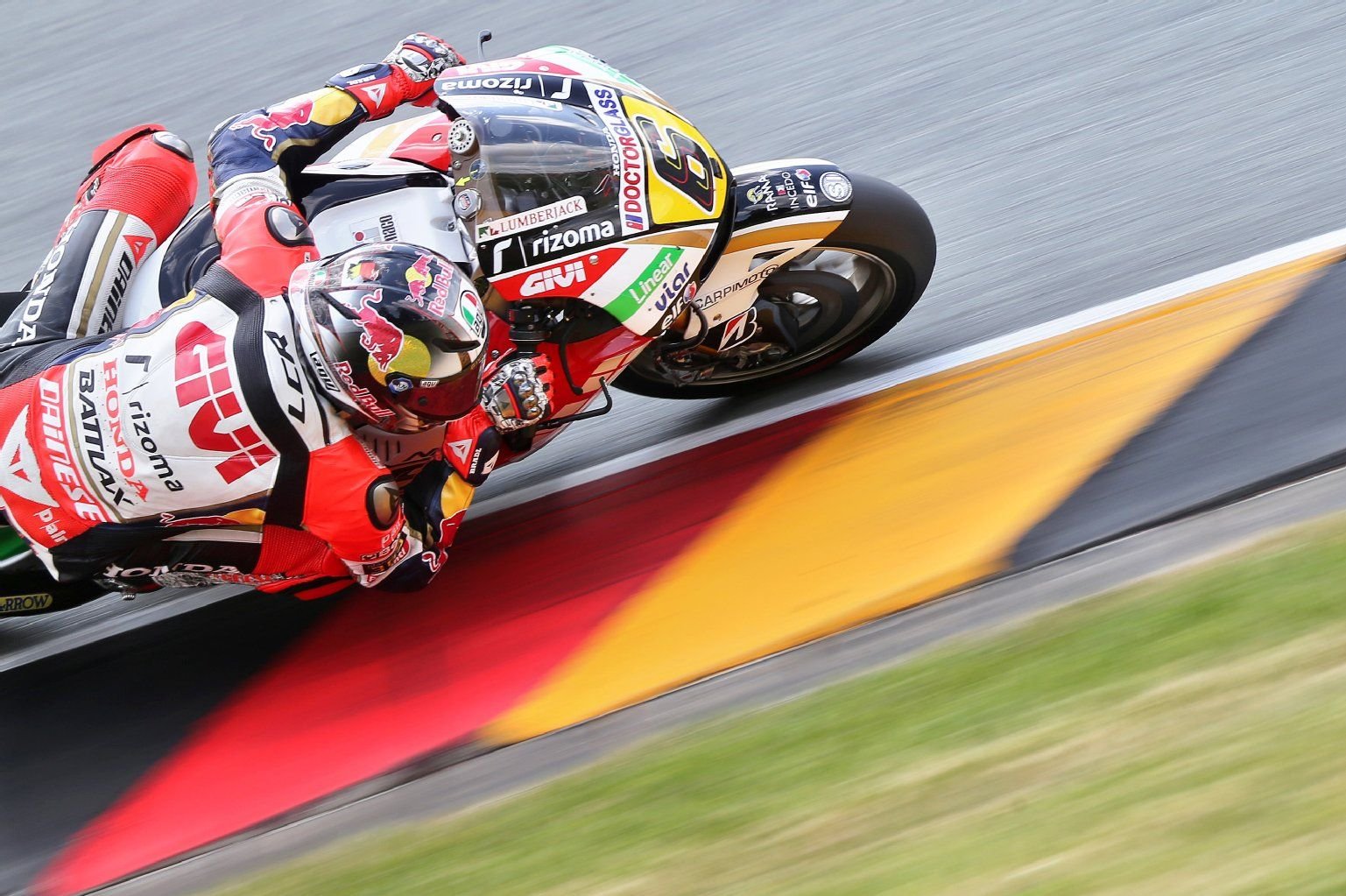 MotoGP-Fahrer Stefan Bradl fährt beim Deutschen Grand Prix auf dem Sachsenring.