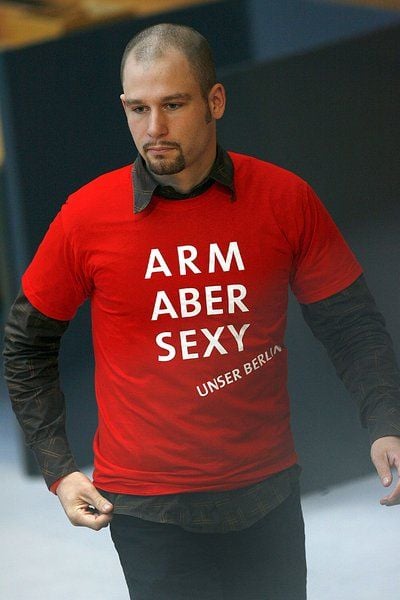 SPD-Abgeordnete Lars Oberg geht mit seinem T-Shirt mit der Aufschrift «Arm aber sexy» im Berliner Abgeordnetenhaus zu seinem Platz (FOTO: DPA)