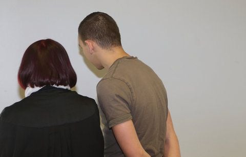 Der Angeklagte Christian K. (r.) und seine Verteidigerin Heidrun Ahlfeld beraten sich vor dem Prozess im Landgericht in Magdeburg. (FOTO: DPA)
