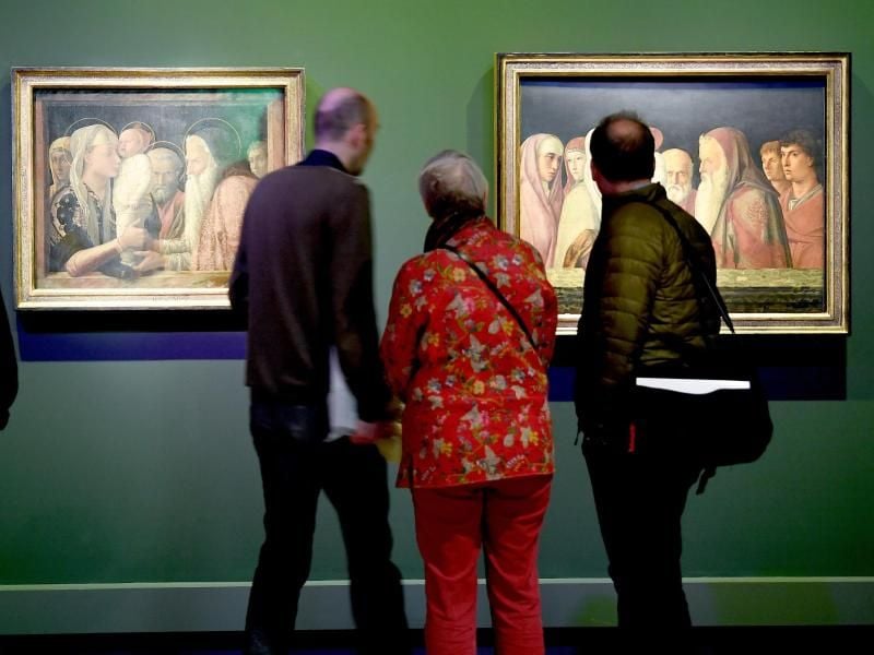 „Die Darbringung Christi im Tempel” von Giovanni Bellini (r) und „Die Darbringung Christi im Tempel” des Künstlers Andrea Mantegna. Foto: Britta Pedersen