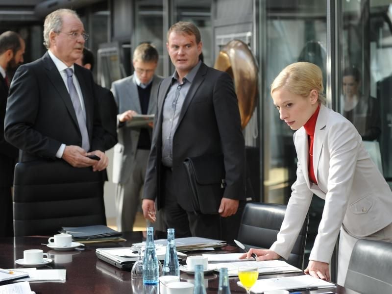 Tom (Devid Striesow, M), Siebert (Friedrich von Thun, l) und Dr. Renner (Sandra Borgmann) in einer Szene des Films "Ein mörderisches Geschäft". Foto: Aki Pfeiffer/3sat/dpa