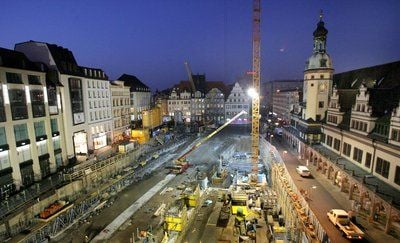 Monteure arbeiten am 13.01.2006 auf dem Markt in Leipzig an Deckenarbeiten einer Station des City-Tunnels. (FOTO: DPA)