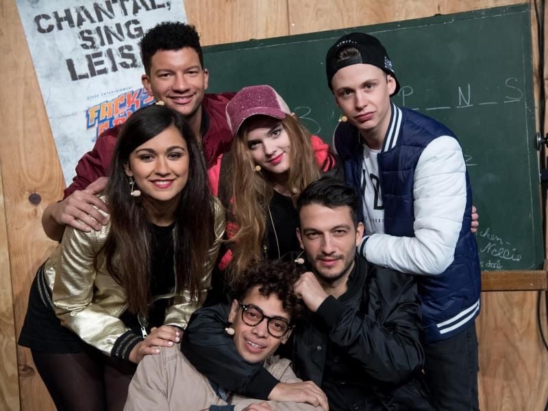 Die Darsteller Susanne Studentkowski (als Zeynep, hinten l-r), Anthony Kirby (als Burak), Rebekka Corcodel (als Chantal), Lukas Sandmann (als Danger), Robin Cadet (als Jerome, vorne l-r) und Max Hemmersdorfer (als Zeki Müller) in München. Foto: Sven Hoppe