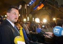 Johannes Weberling, Rechtsanwalt der Märkischen Oderzeitung, beantwortet am Dienstag (21.01.2003) im Berliner Landgericht die Fragen der Journalisten. Weberling vertritt das Blatt im Streit mit Bundeskanzler Gerhard Schröder um die Verbreitung von Gerüchten über dessen Ehe. Schröder hat die einstweilige Verfügung gegen die Zeitung zurückgezogen; sein Anwalt Nesselhauf verzichtete auf eine Klage gegen die Zeitung. (Foto: dpa)