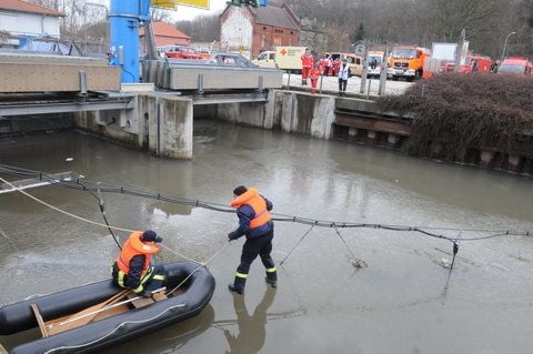 In Weißenfels ein Großaufgebot von Helfern und Rettungskräften an der Saale nach dem vermissten Jungen.