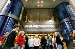 Blick auf den Eingang des neuen Karstadt-Warenhauses in Leipzig, aufgenommen am Mittwoch (27.09.2006). Für ein sogenanntes VIP-Shopping können Kundenkarteninhaber vor der offiziellen Eröffnung am Freitag (29.09.2006) den Einkauf auf sechs Etagen nutzen. (Foto: dpa)