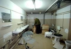 Im Waschraum des Stasi-Bunkers in Berlin sieht sich ein Mitarbeiter des Haus-Sicherheitsdienstes um (Foto vom 22.03.2005). (Foto: dpa)
