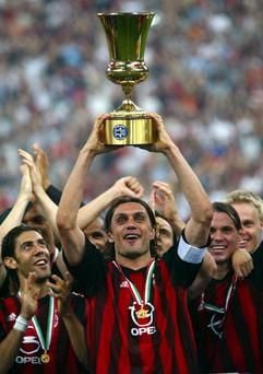 Maldini mit Pokal (Foto: dpa)
