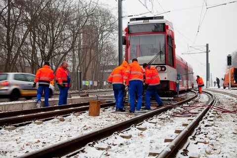 Die Fahrgäste mussten die Bahn verlassen und den Schienenersatzverkehr nutzen. (FOTO: SILVIO KISON)