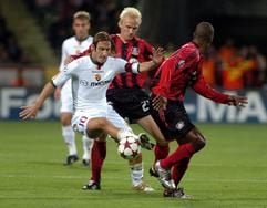 Fußball Champions League, Bayer Leverkusen - AS Rom, am Dienstag (19.10.2004) in der BayArena in Leverkusen: Die Leverkusener Carsten Ramelow (M) und Juan (r) kämpfen gegen den Italiener Francesco Totti (l) . (Foto: dpa)