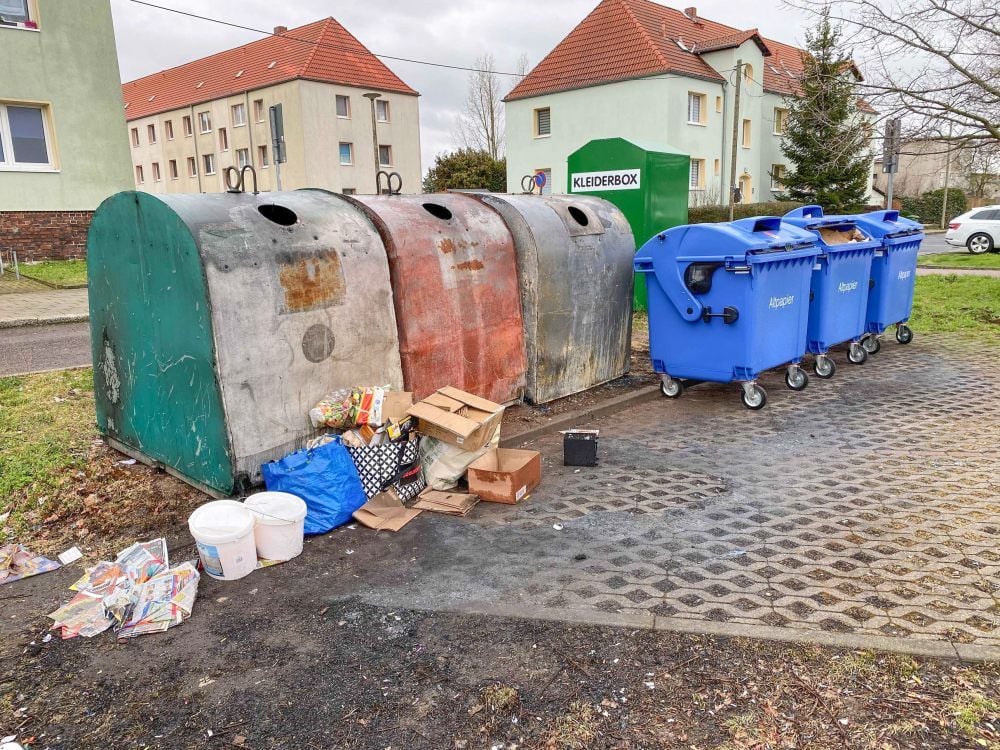 Die Glascontainer in der Robert-Bosch-Straße tragen Brandspuren, die Altpapierbehälter sind neu.