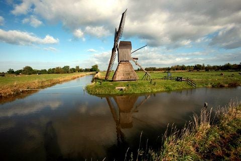Die historische Schöpfmühle im schleswig-holsteinischen Honigfleth. Die Mühle gehört zu den Attraktionen des Mühlentages, der immer am Pfingstmontag begangen wird und an dem zahlreiche Mühlen für Besucher geöffnet sind. (FOTO: DPA)