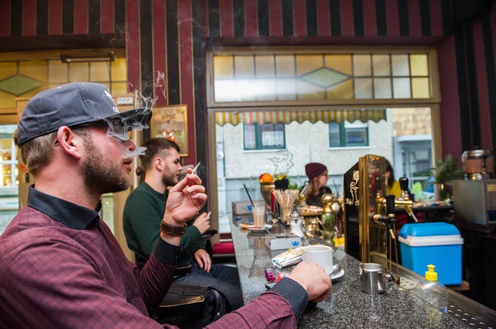Im Café Noir darf wieder geraucht werden, nachdem der Umsatz wegbrach.