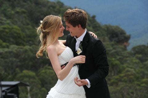 Das glückliche Brautpaar Xavier Samuel als Bräutigam David und Laura Brent als Braut Mia in einer Szene des Kinofilms «Die Trauzeugen». (FOTO: DPA)