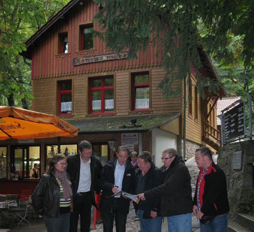 Mitglieder der SPD-Landtagsfraktion im Bodetal zum Arbeitsbesuch: Nadine Hampel, Koba-Chef Dirk Michelmann, Kreisvorsitzender und MdL Ronald Brachmann, Gastwirt Jörg Bauer und Andreas Steppuhn (v.l.n.r.)