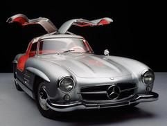 Nicht nur eine Ikone des Automobildesigns: Der legendäre Flügeltürer Mercedes-Benz 300 SL gilt auch technisch als Meilenstein. So besaß der Sportwagen als erstes Fahrzeug eine Benzin-Direkteinspritzung. (Foto: dpa)