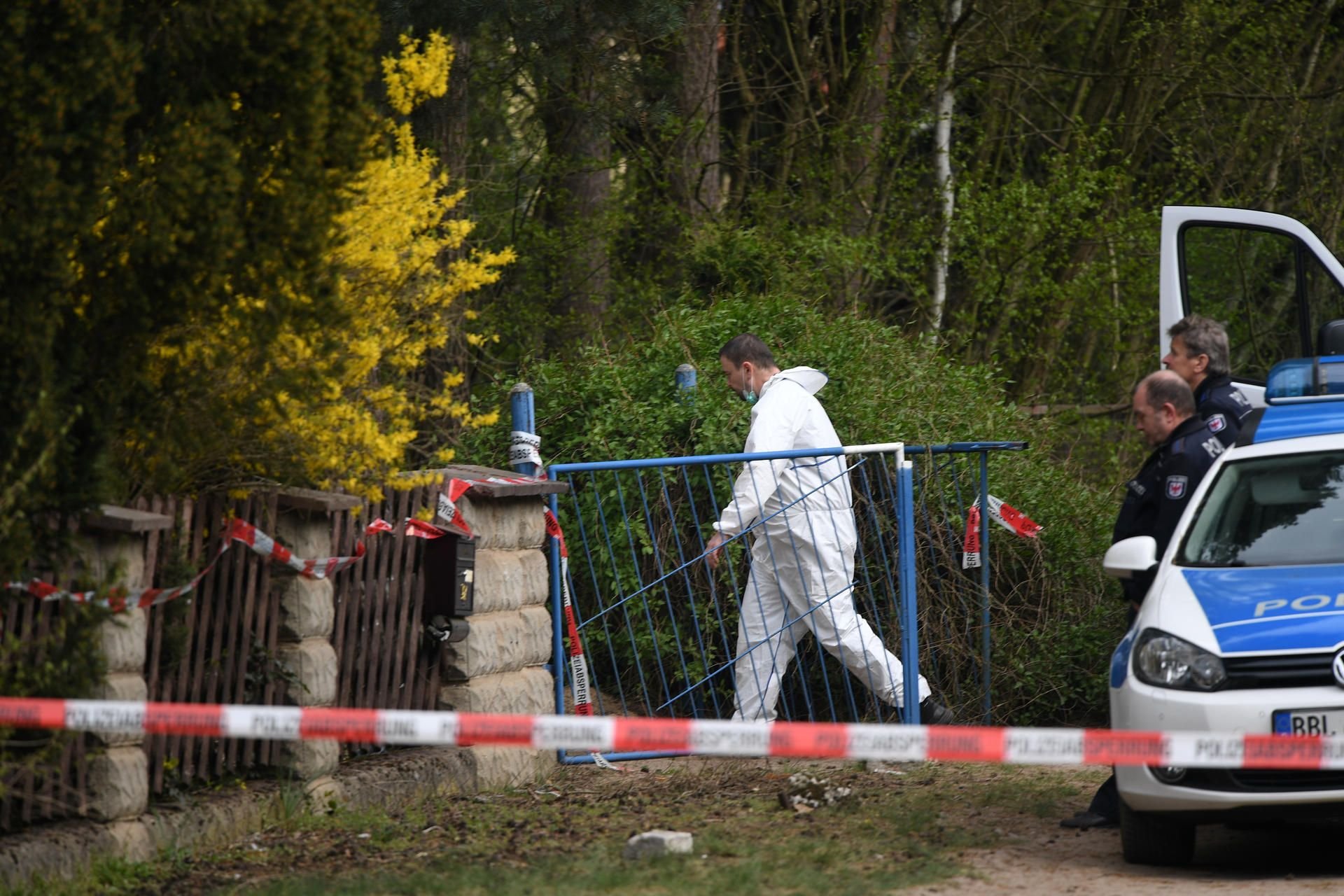 Ein Mitarbeiter der Kriminalpolizei betritt ein Grundstück. Weil er seine Mutter getötet haben soll, stand ein 18-Jähriger aus dem brandenburgischen Borkheide (Potsdam-Mittelmark) in Potsdam vor Gericht.