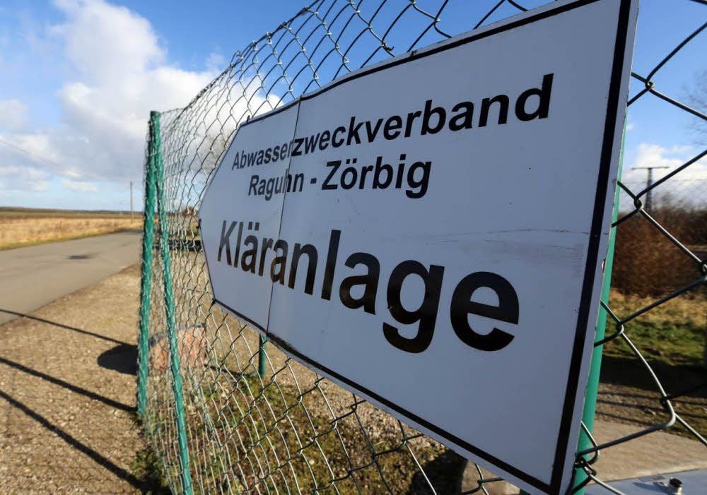Teilweise sind die Schächte schon so voll, dass das Abwasser nicht mehr zur Kläranlage nach Priorau transportiert werden kann.