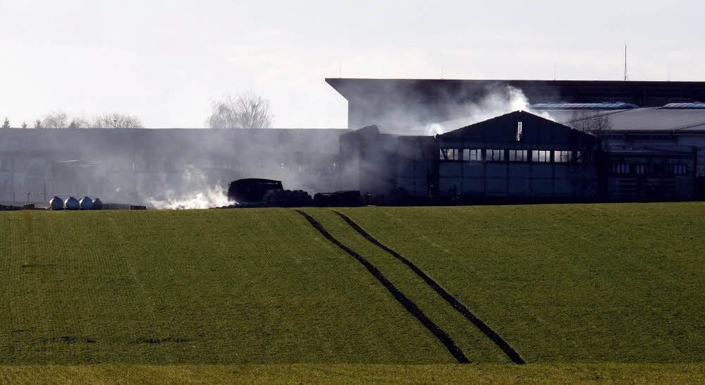 Rauchschwaden hängen am Sonntagmorgen über dem Landwirtschaftsbetrieb.